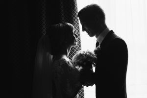 Силуэты жениха и невесты